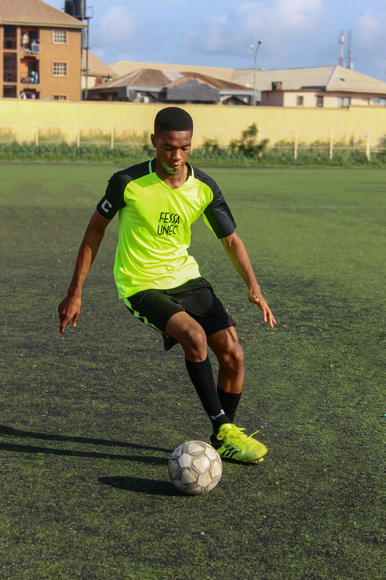 Erwachsener Fußballspieler im Training