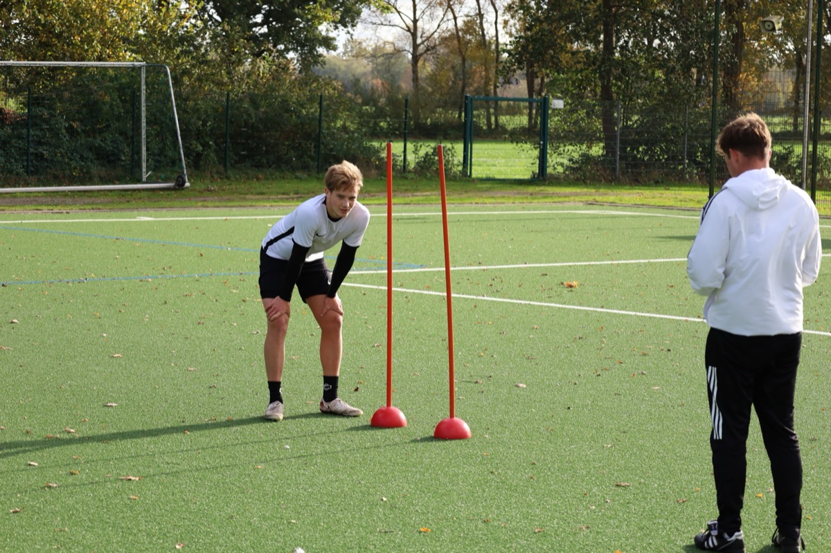 Erwachsener Spieler im individuellen Training mit Kevin Köhler